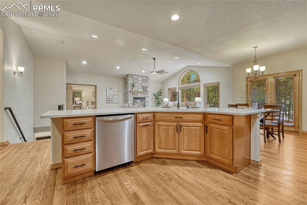 Image 17 of 49: Kitchen