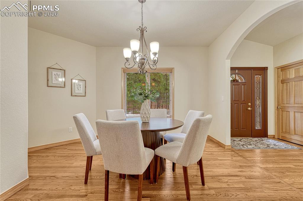 Image 18 of 49: Dining Area