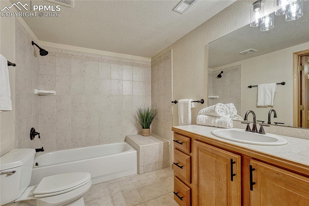 Image 36 of 49: Bathroom