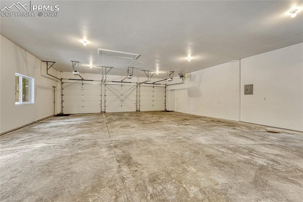 Image 39 of 49: Garage