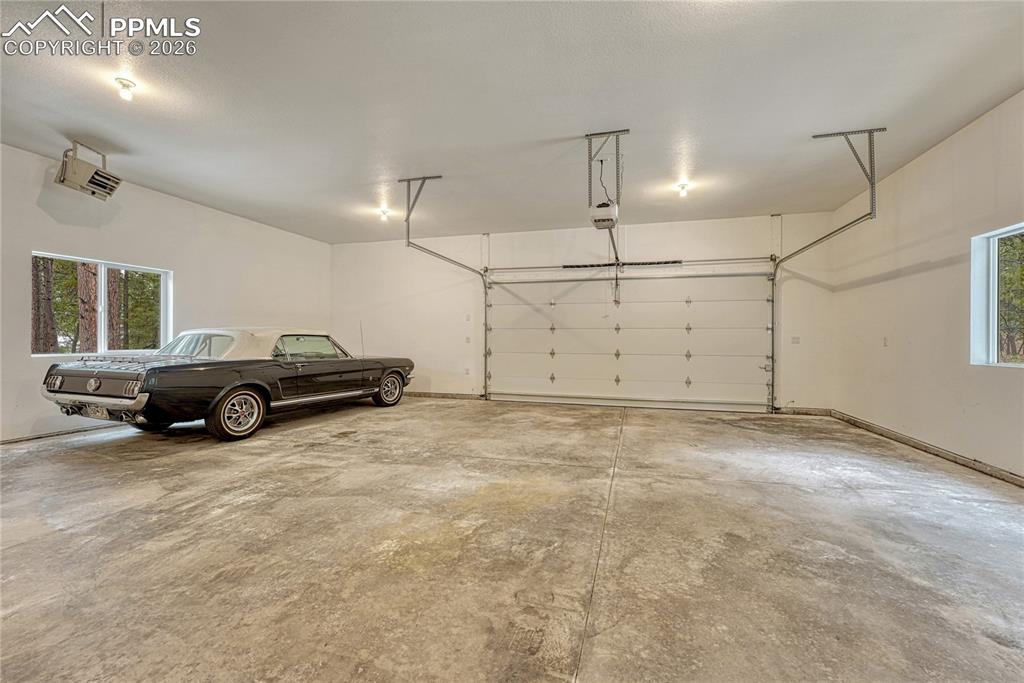 Image 40 of 49: Garage