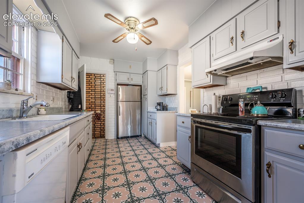 Image 10 of 43: Kitchen