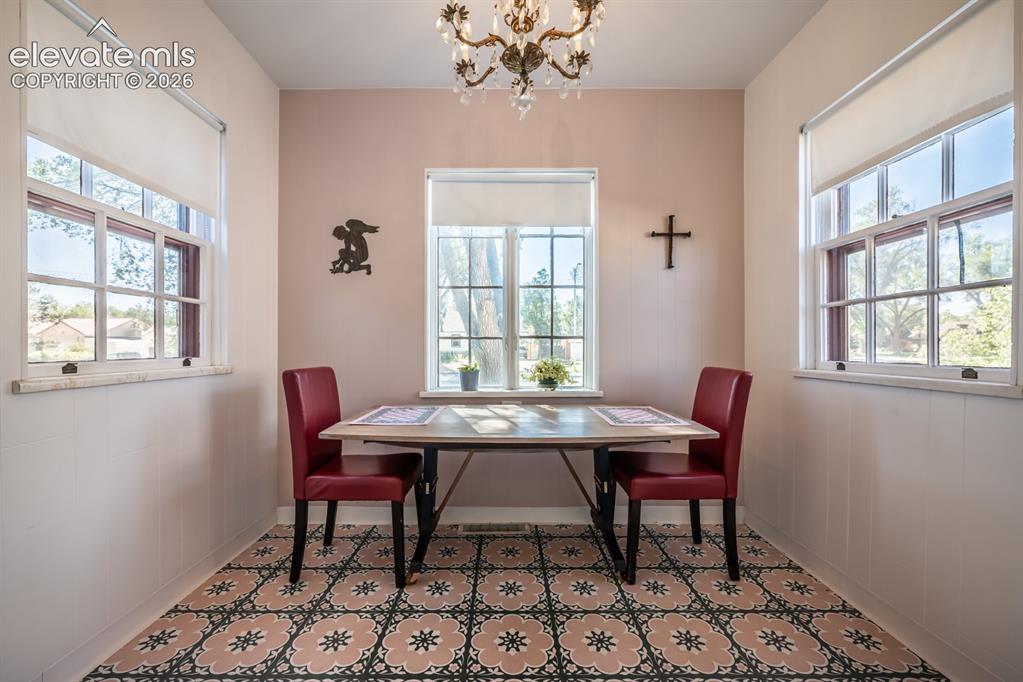 Image 11 of 43: Dining Area