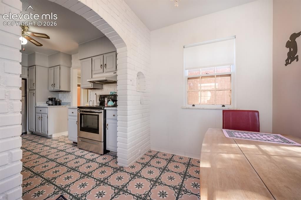 Image 13 of 43: Kitchen