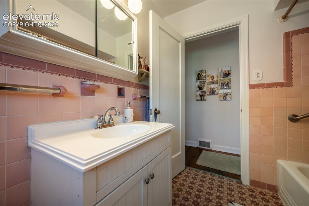 Image 16 of 43: Bathroom