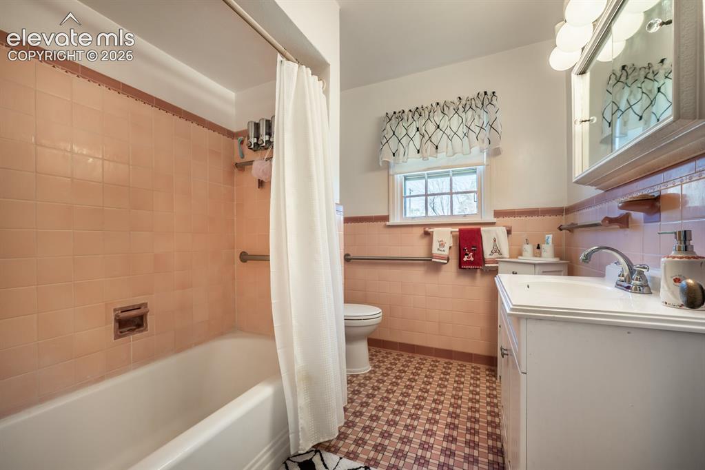 Image 17 of 43: Bathroom