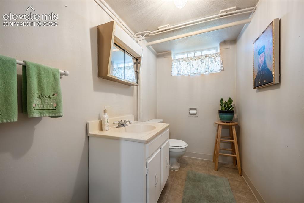Image 25 of 43: Bathroom