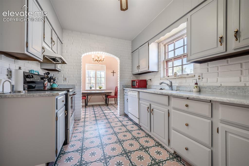 Image 9 of 43: Kitchen
