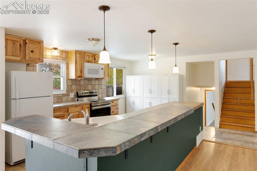 Image 10 of 26: Kitchen