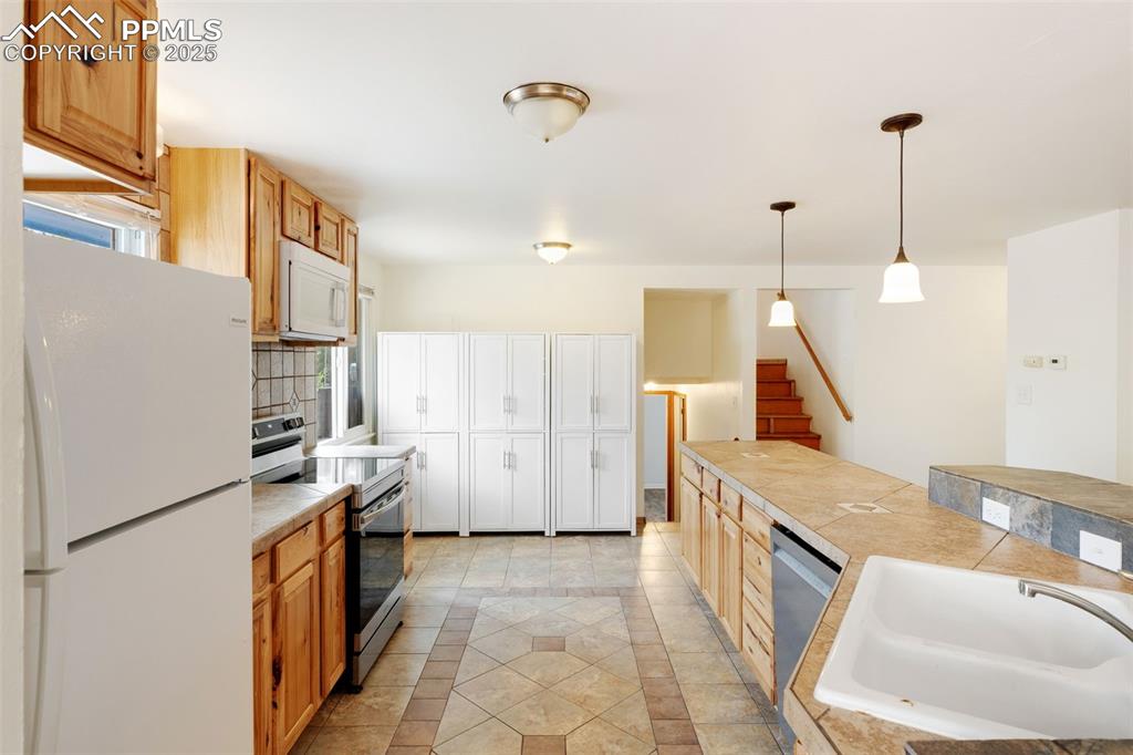 Image 11 of 26: Kitchen