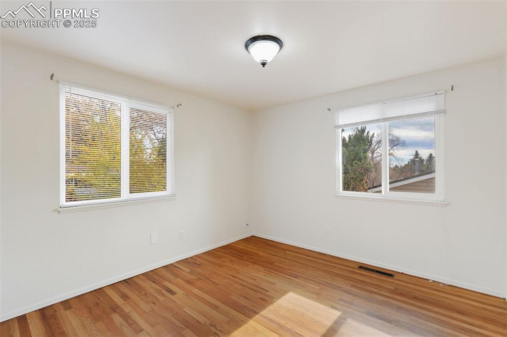 Image 14 of 26: Bedroom