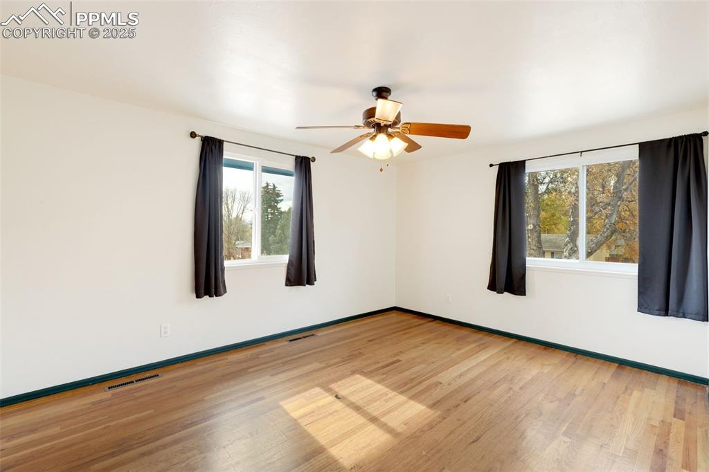 Image 15 of 26: Bedroom