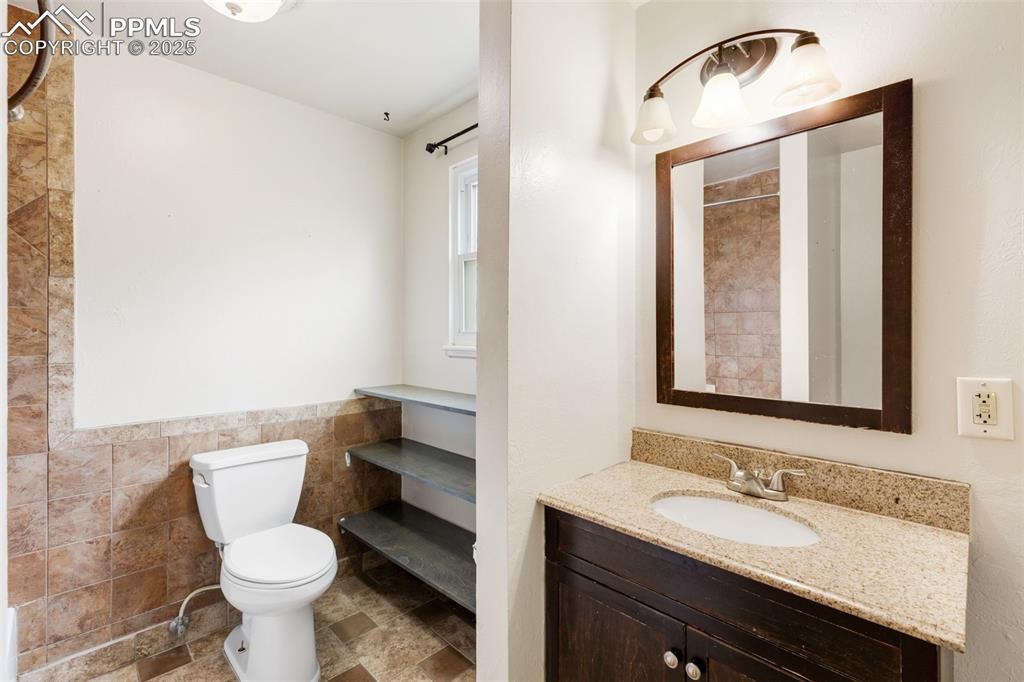 Image 16 of 26: Bathroom