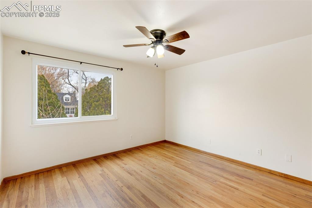 Image 17 of 26: Bedroom