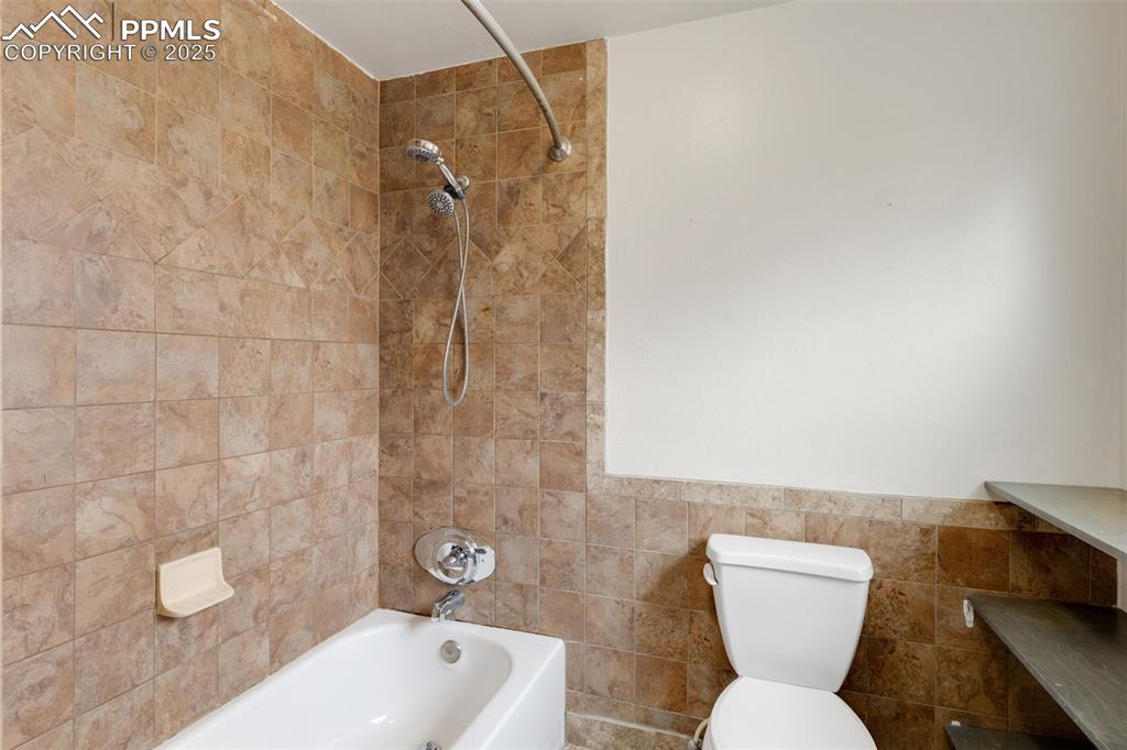 Image 19 of 26: Bathroom