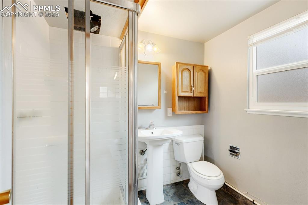 Image 21 of 26: Bathroom