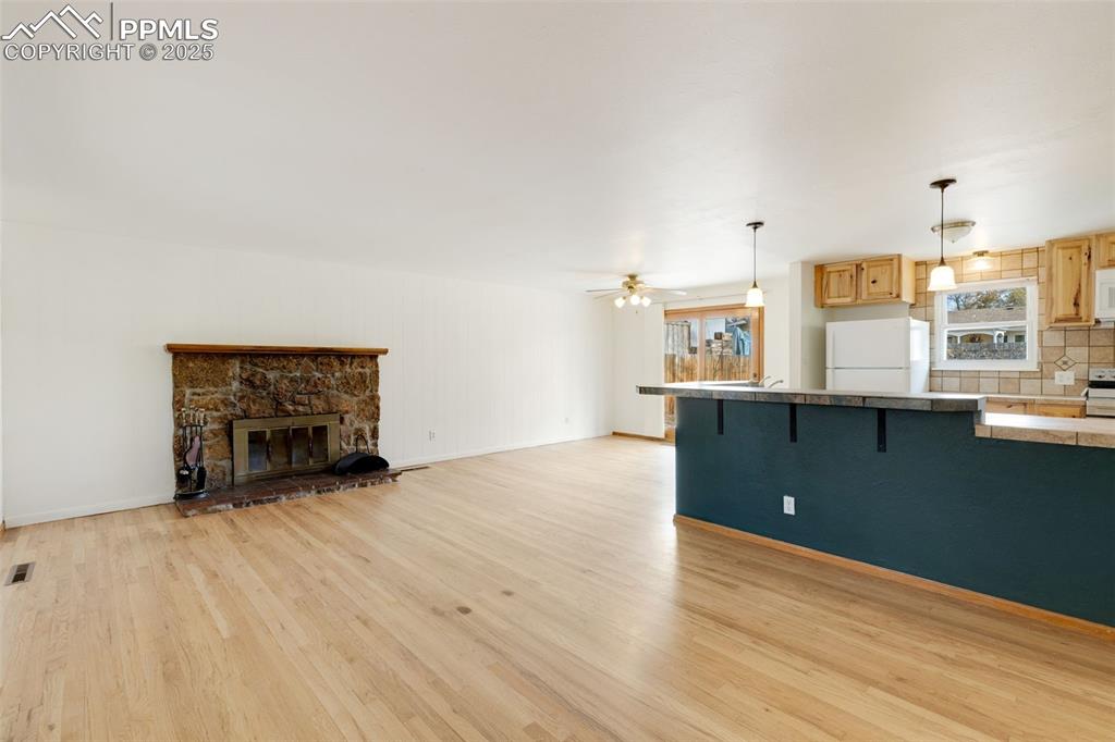 Image 5 of 26: Living Room