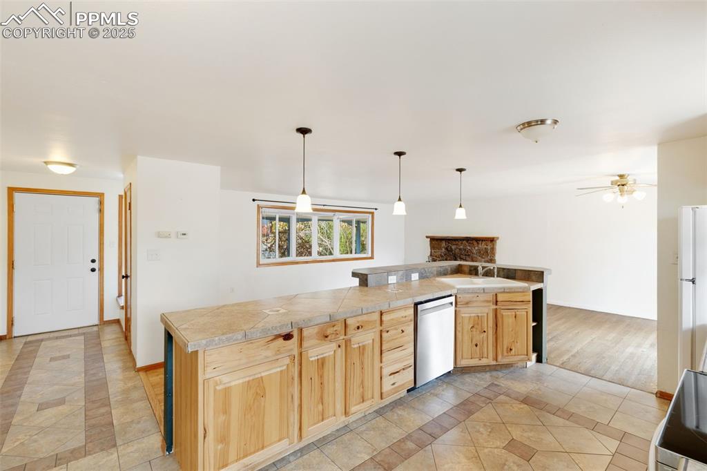 Image 9 of 26: Kitchen