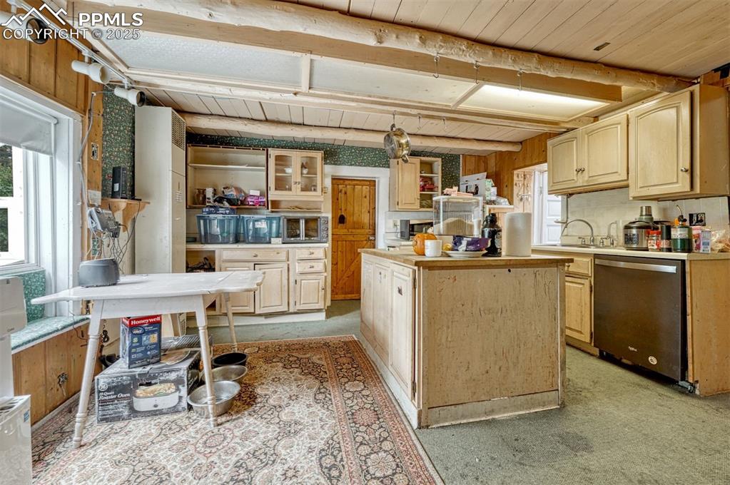 Image 12 of 36: Kitchen