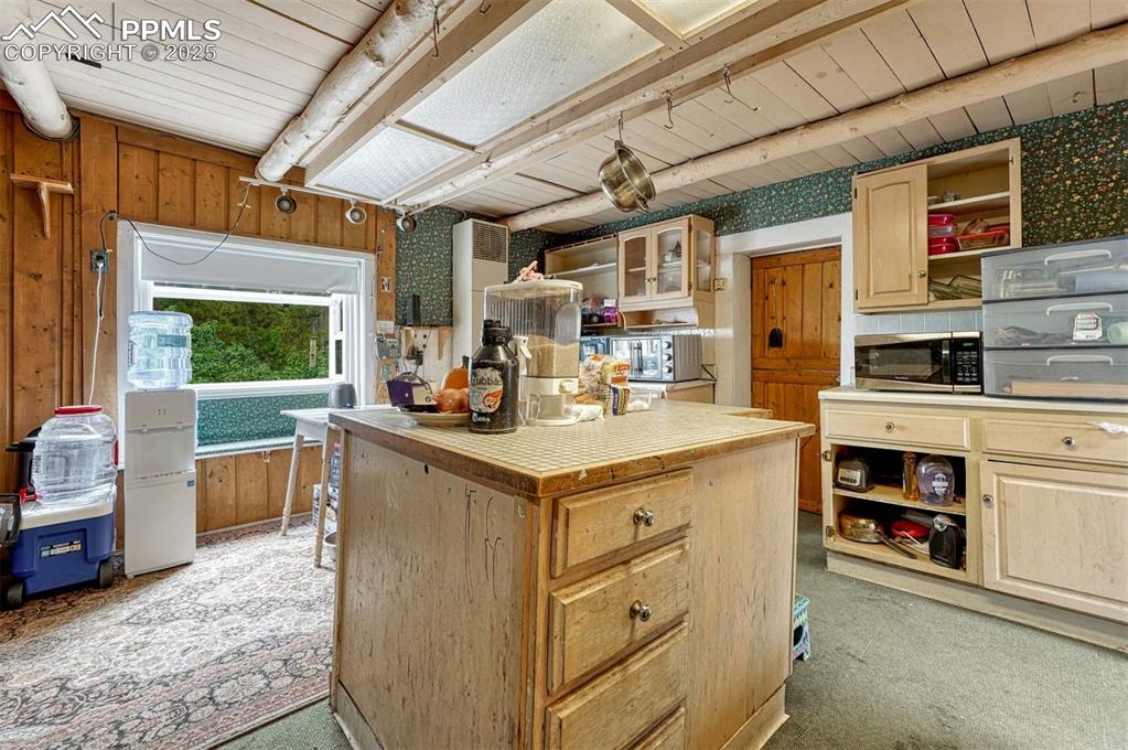 Image 13 of 36: Kitchen