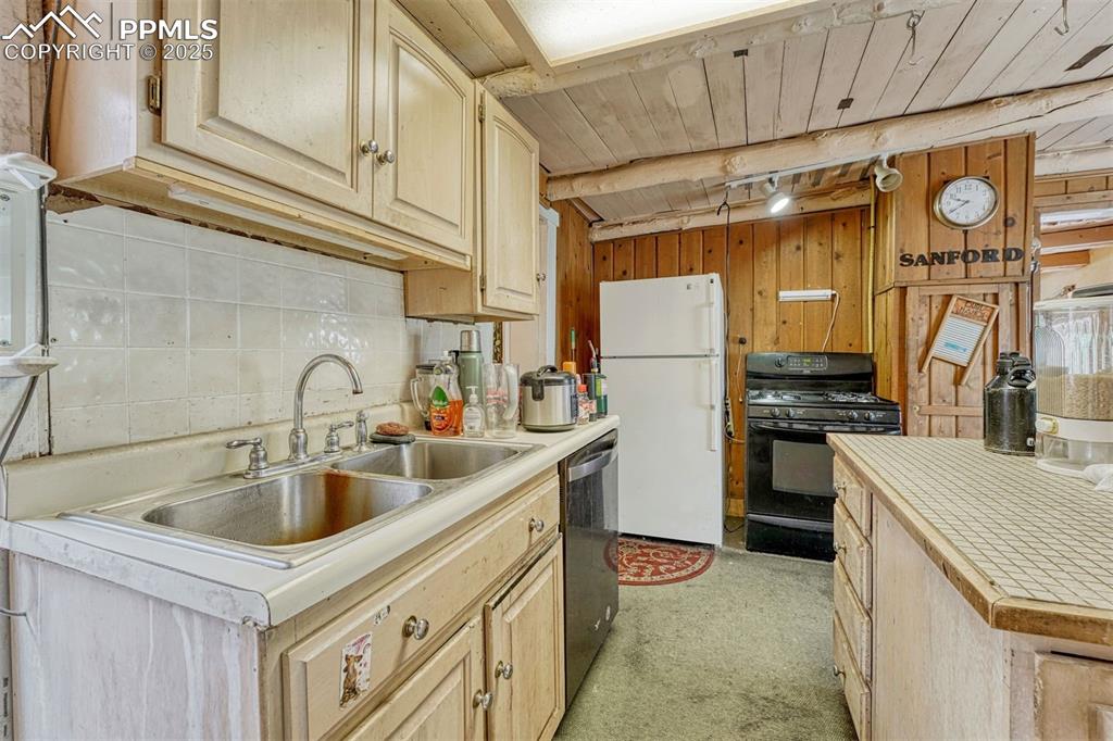 Image 15 of 36: Kitchen