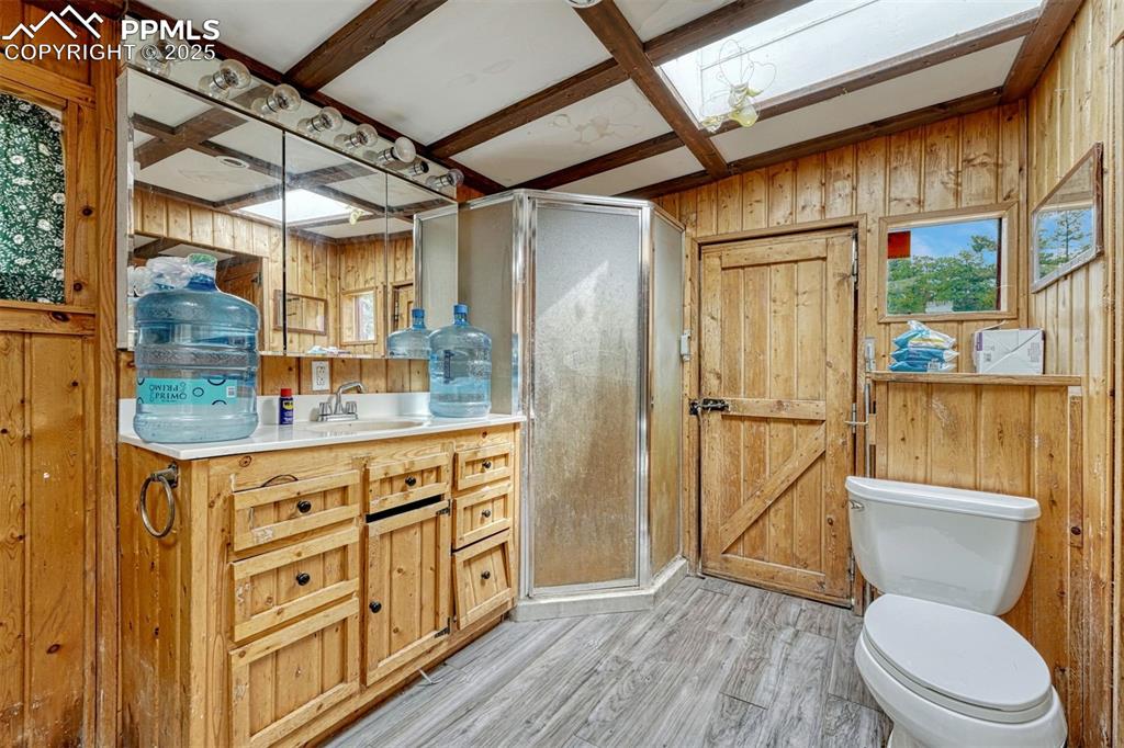 Image 16 of 36: Bathroom