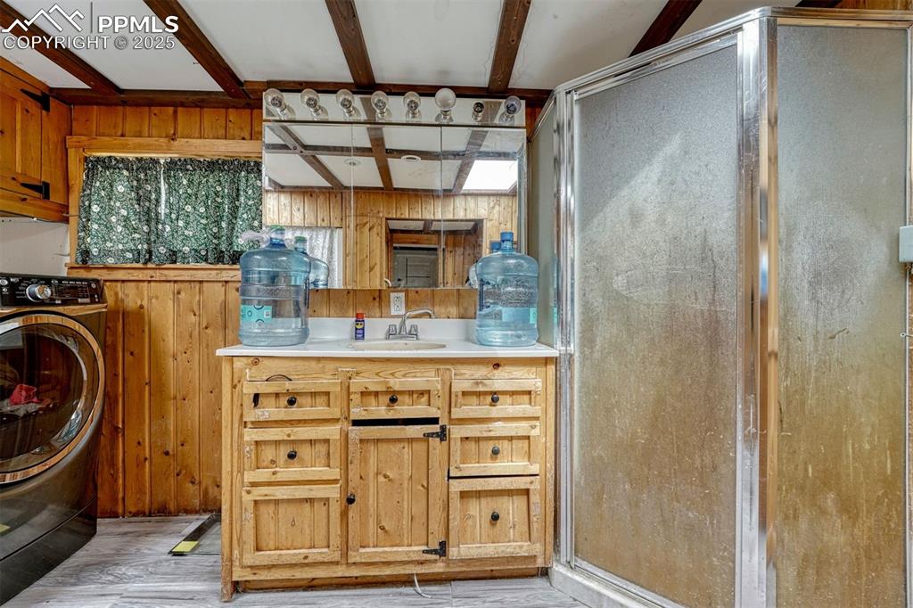 Image 17 of 36: Bathroom