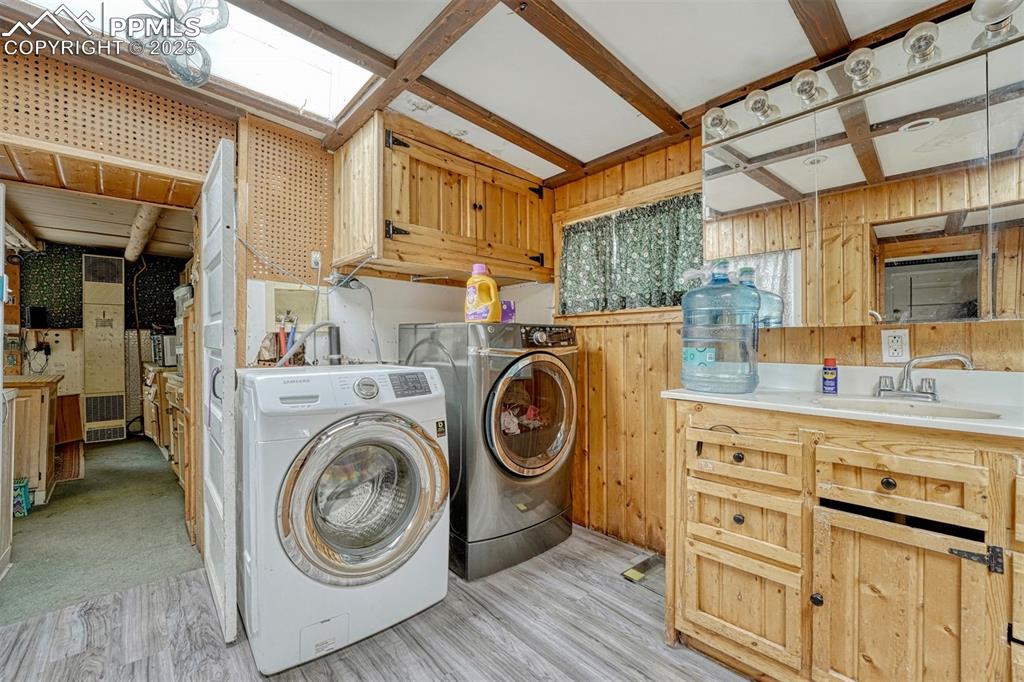 Image 18 of 36: Laundry