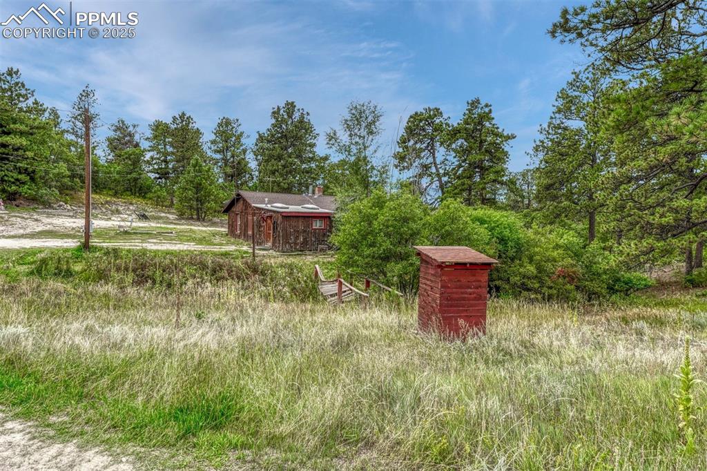 Image 24 of 36: Yard