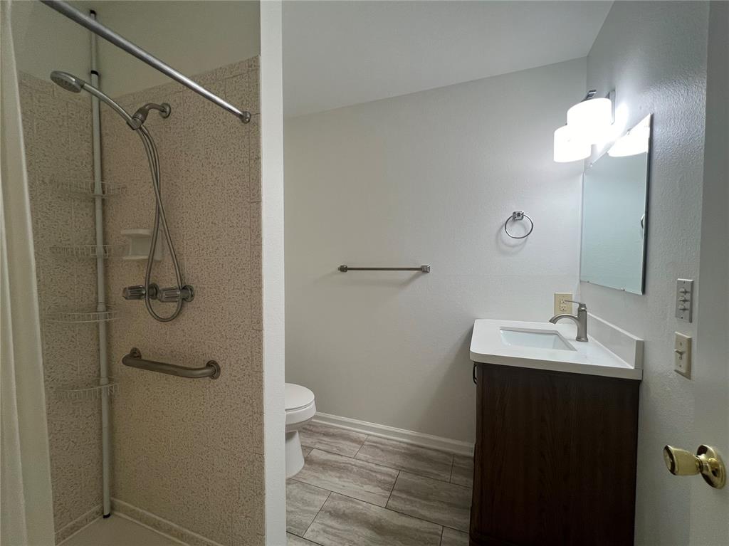 Image 12 of 13: Bathroom