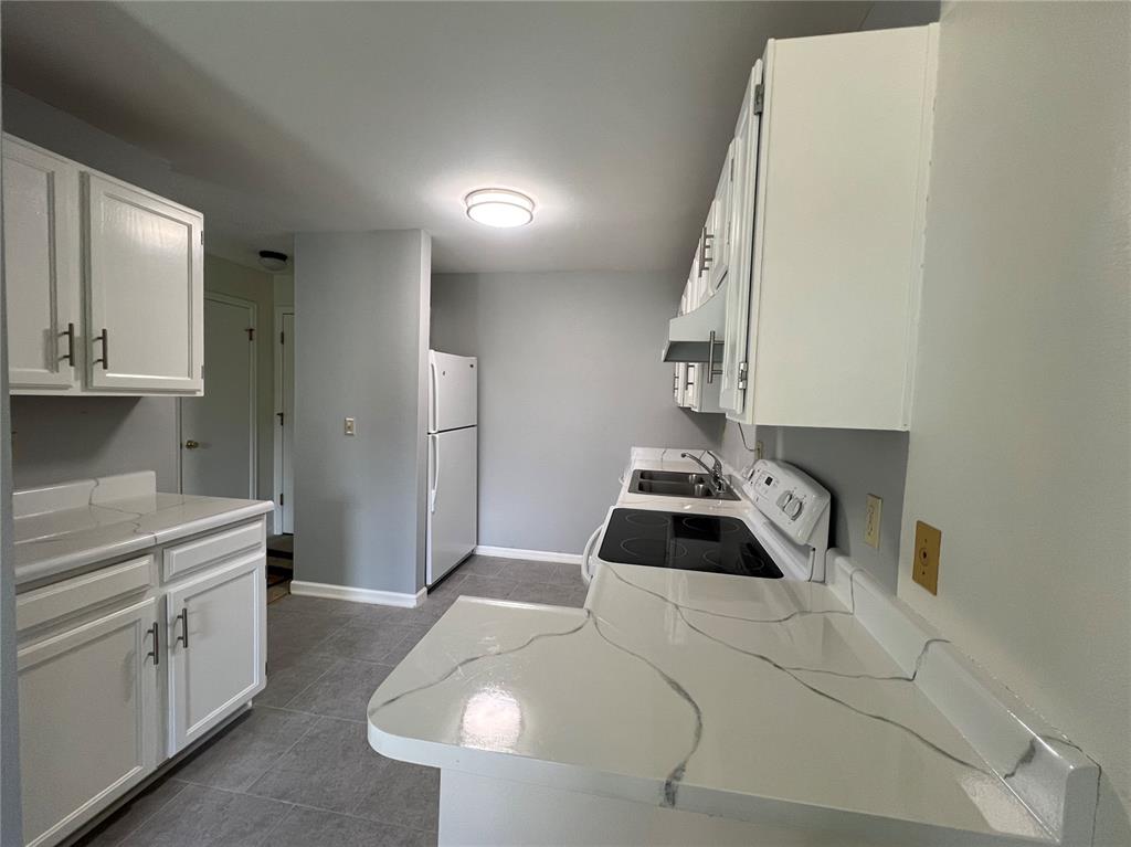 Image 4 of 13: Kitchen