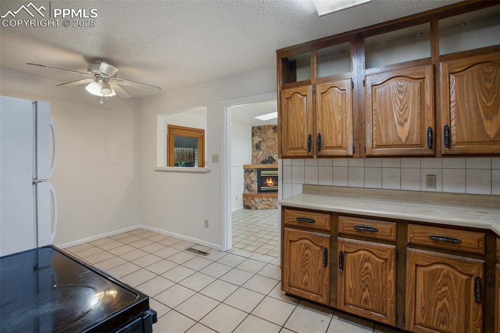 Image 10 of 41: Kitchen