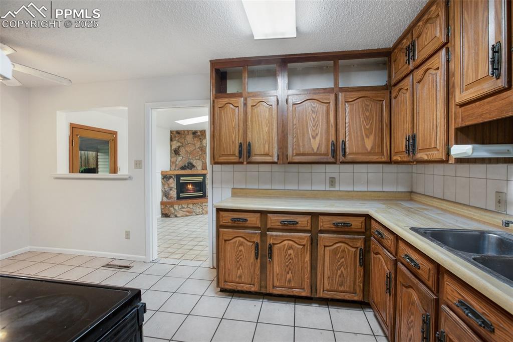 Image 11 of 41: Kitchen