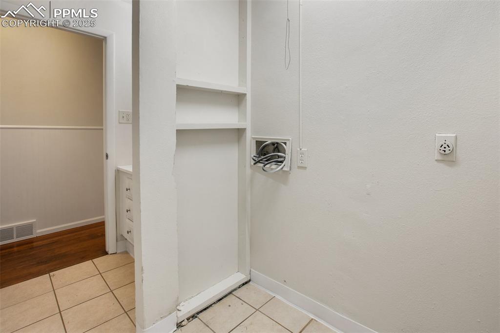 Image 15 of 41: Closet