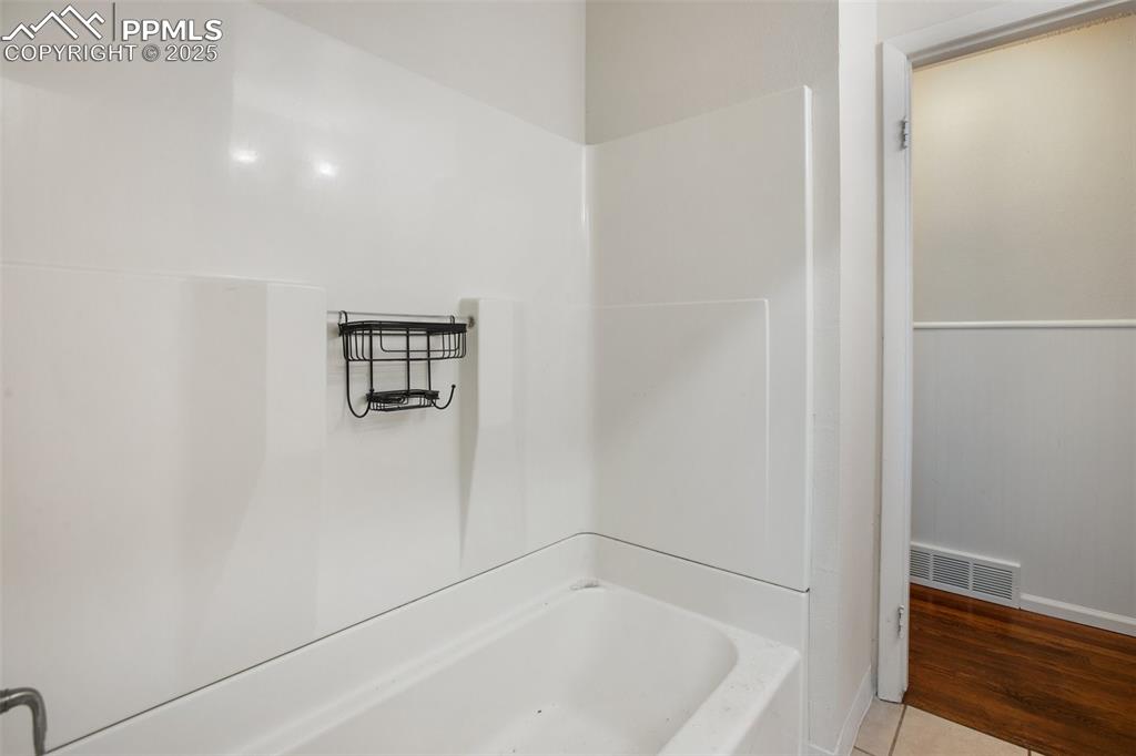 Image 16 of 41: Bathroom