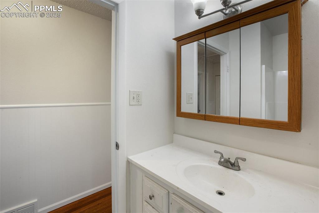 Image 17 of 41: Bathroom