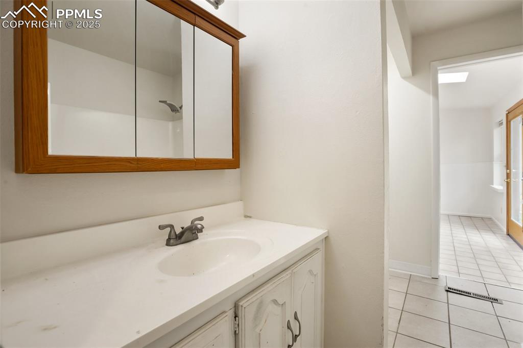 Image 21 of 41: Bathroom