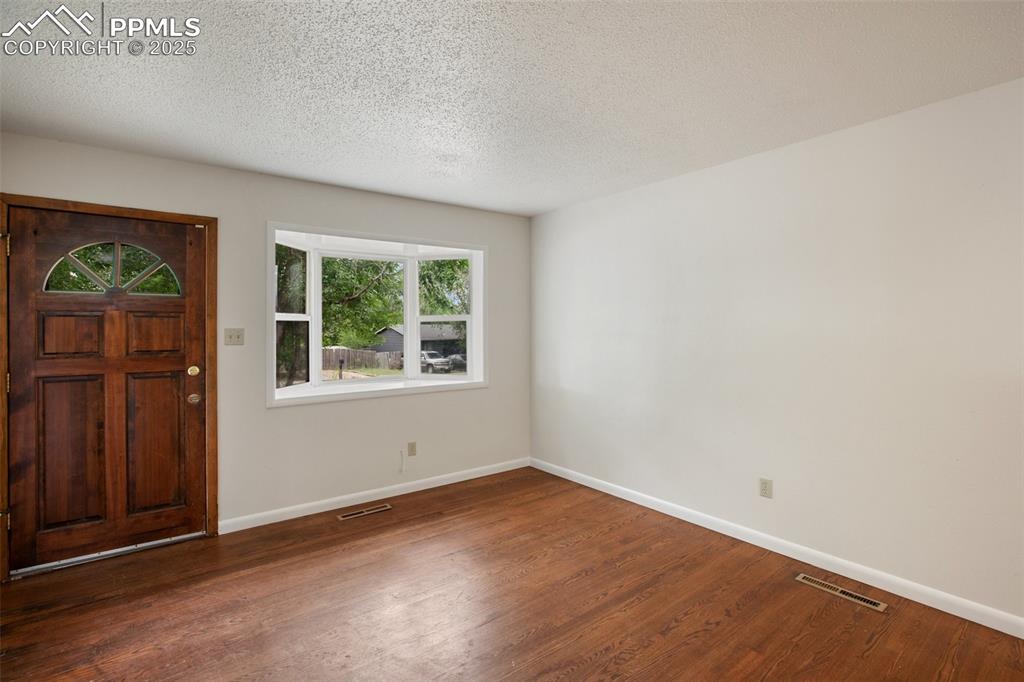 Image 6 of 41: Entry