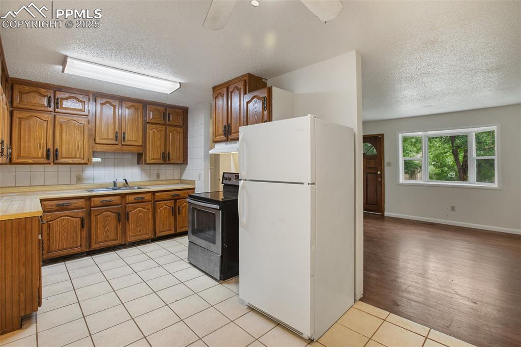 Image 8 of 41: Kitchen