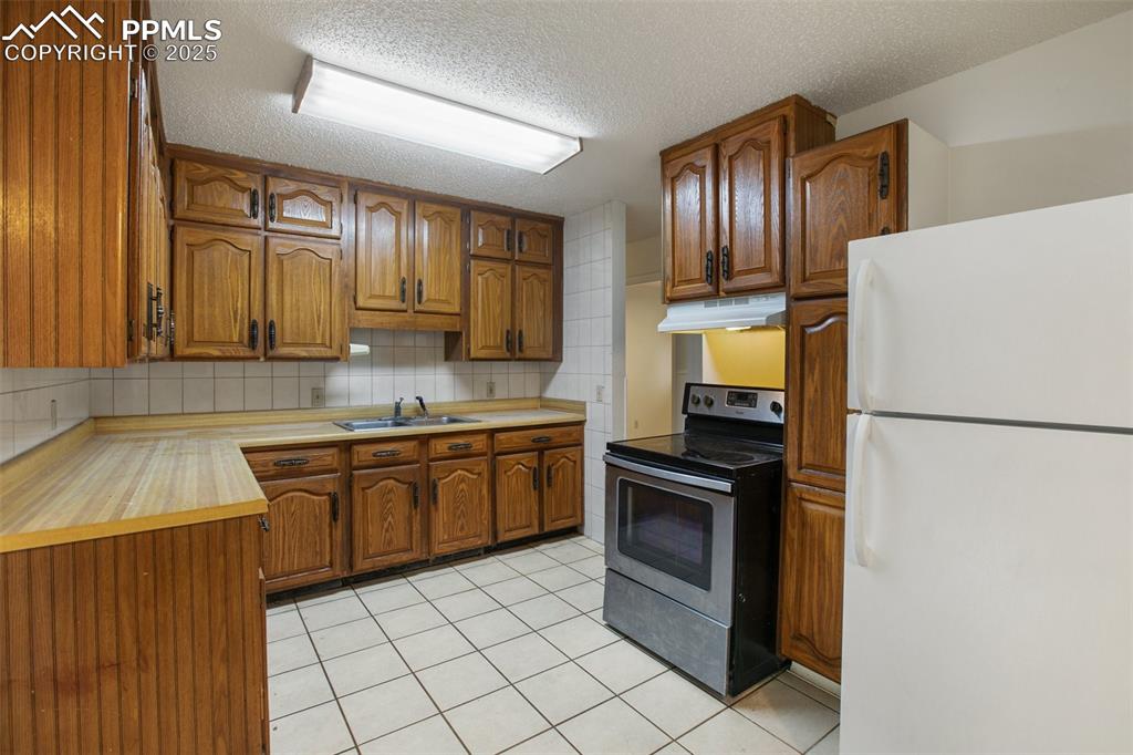 Image 9 of 41: Kitchen
