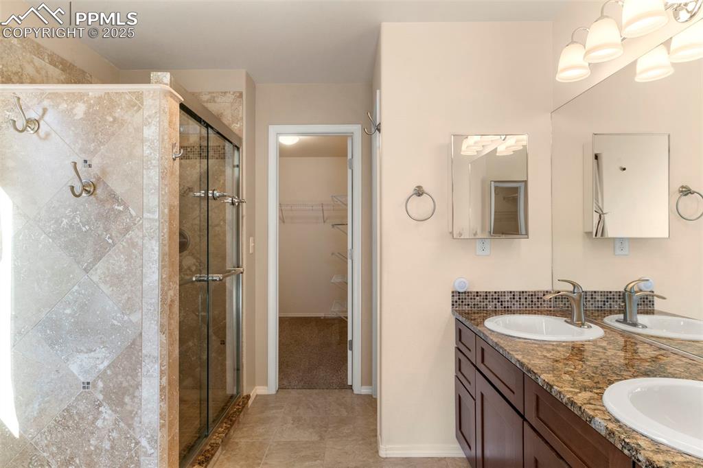 Image 14 of 30: Bathroom