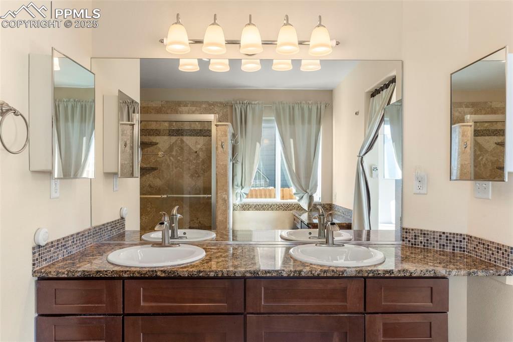 Image 15 of 30: Bathroom