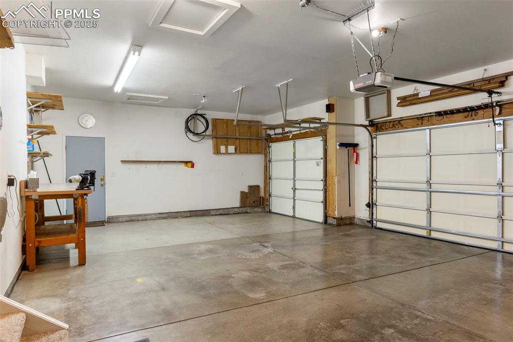 Image 22 of 30: Garage