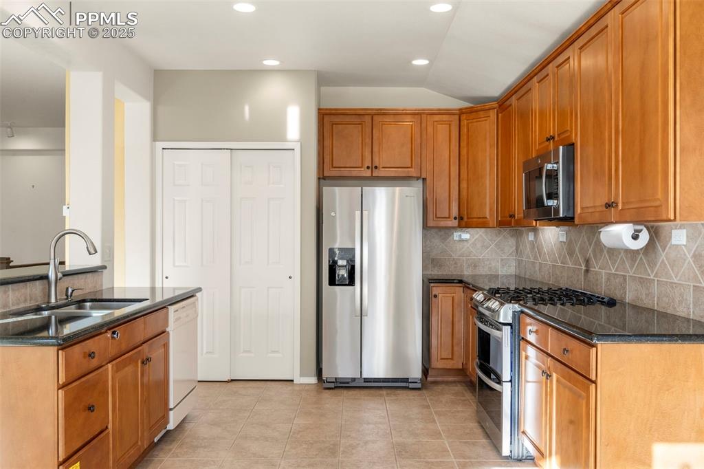 Image 7 of 30: Kitchen