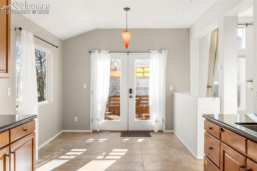 Image 8 of 30: Dining Area