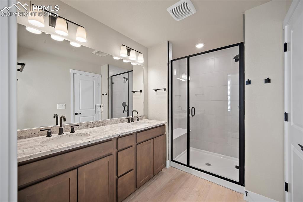 Image 23 of 31: Bathroom