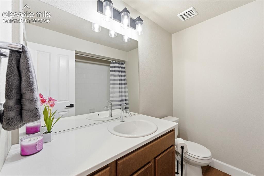 Image 34 of 42: Bathroom