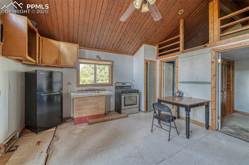 Image 10 of 19: Kitchen