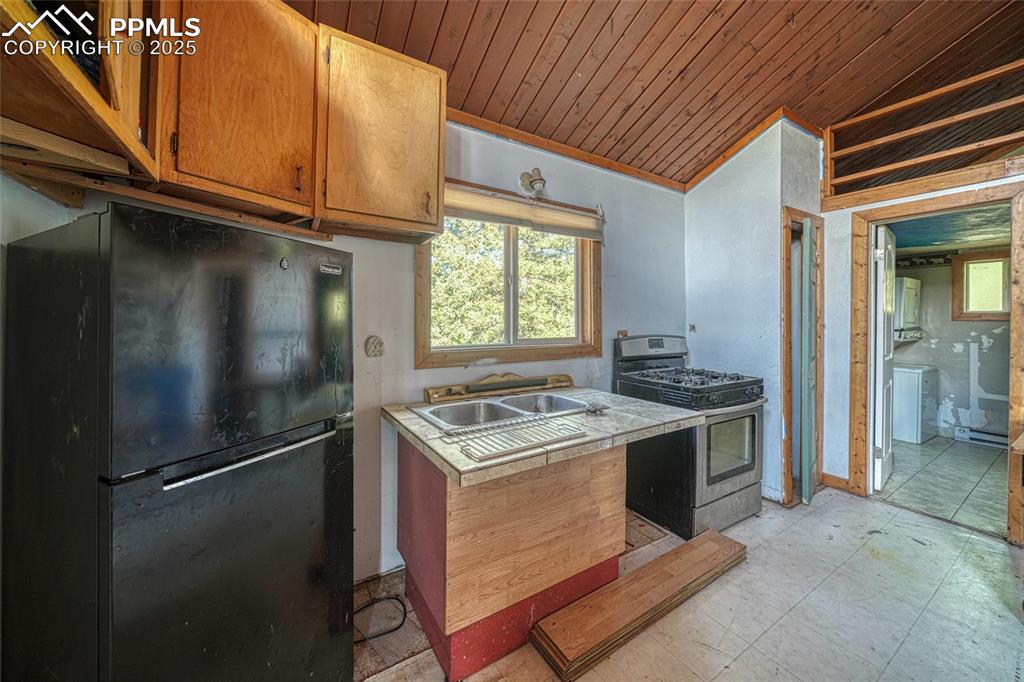 Image 11 of 19: Kitchen