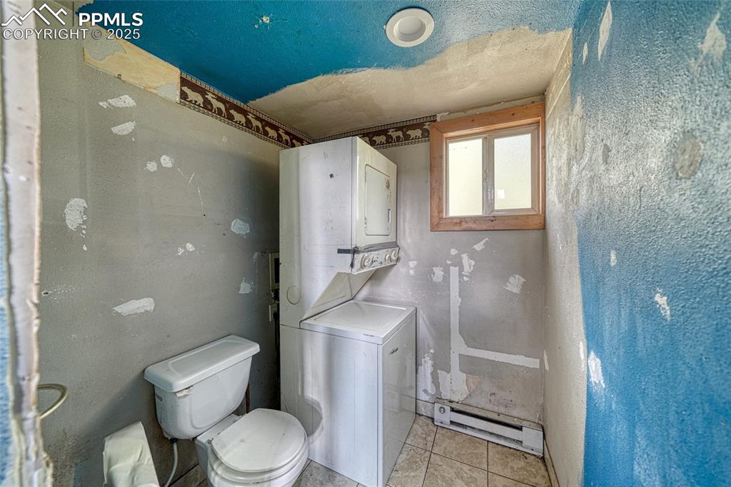 Image 14 of 19: Bathroom